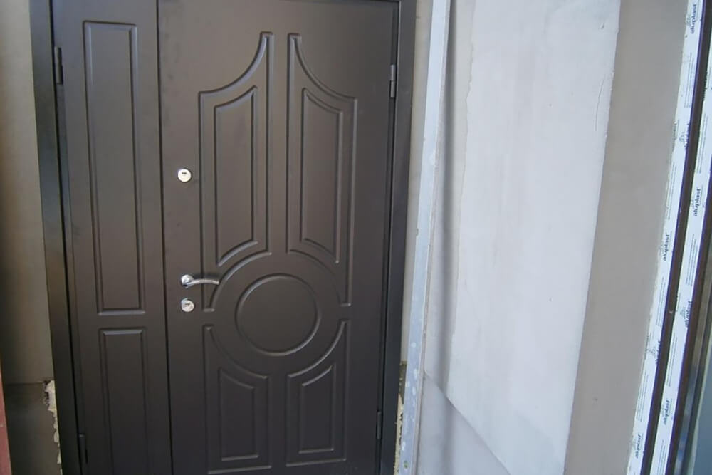 Входная бронированная дверь в доме